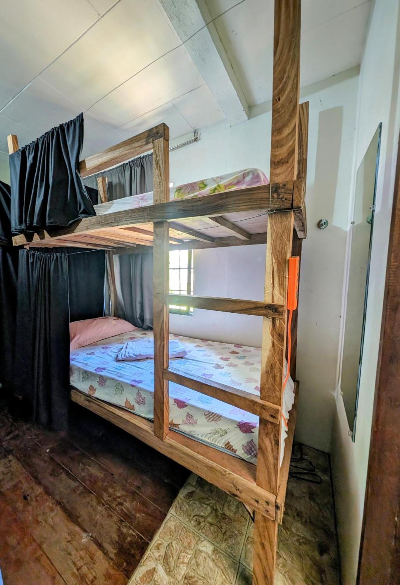 Screaming Gecko Hostel Air-Con Busuanga Exterior foto